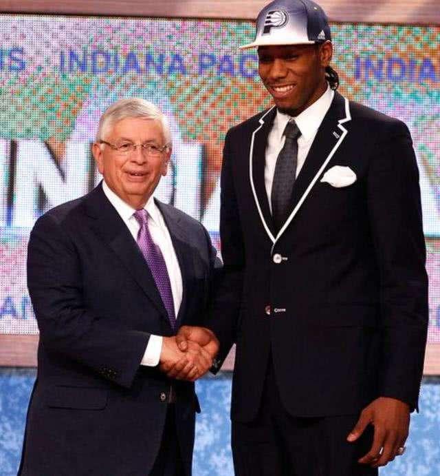 高颜值一家人！排球世界冠军晒全家福，两儿一女粉雕玉琢漂亮可爱（排球世界冠军晒全家福：一家颜值在线，两儿一女精致可爱）