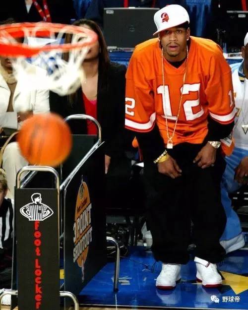 球迷怒喷后蹇韬回应：输球又怎么样？随后被韦世豪、甘超拦下（被球迷怒喷后，蹇韬回怼：输球怎么了？随即被韦世豪、甘超拉住）