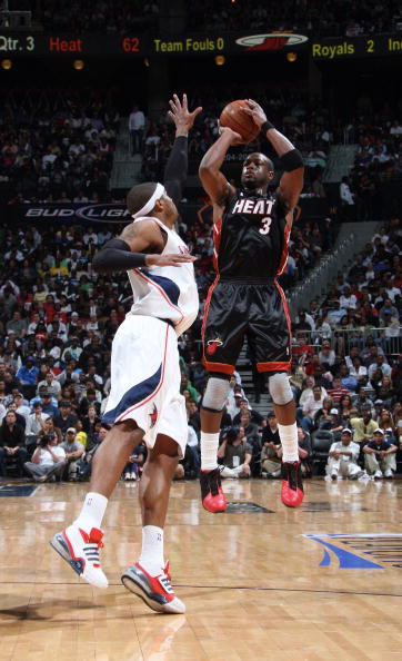 克罗斯评历史最佳11人：C罗左边锋，梅西前腰，马尔蒂尼入选（克罗斯评选史上最佳11人：C罗司职左翼，梅西担任前腰，马尔蒂尼在列）