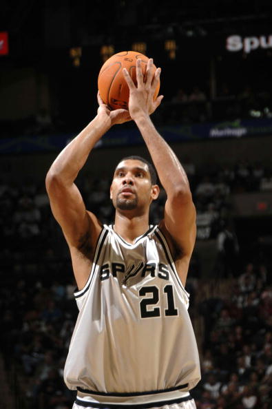 阿斯顿维拉主场2-1战胜阿森纳，延续连胜，双线作战表现亮眼。（阿斯顿维拉主场2-1力克阿森纳，连胜延续双线表现出色）